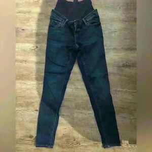 Old Navy super skinny rockstar maternity jeans. Size 6